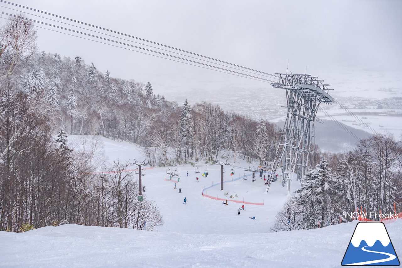 富良野スキー場｜標高1,074ｍ。富良野ZONE山頂エリア本日開放！山頂から山麓まで滑り応えたっぷり標高差約800ｍのロングダウンヒルと、ふわふわと舞う粉雪を同時に楽しめる富良野スキー場って、やっぱり凄い☆